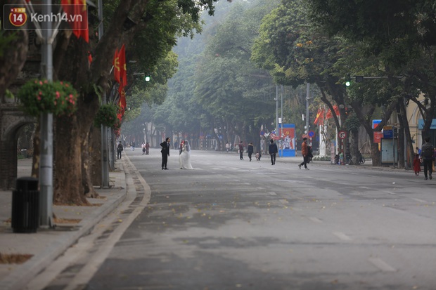 Ảnh: Phố đi bộ Hồ Gươm vắng vẻ ngày cuối tuần, người dân ngại ra đường vì dịch Covid-19 - Ảnh 3.