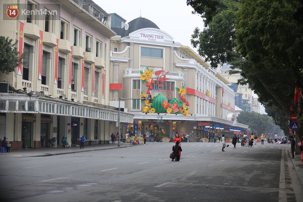 Ảnh: Phố đi bộ Hồ Gươm vắng vẻ ngày cuối tuần, người dân ngại ra đường vì dịch Covid-19 - Ảnh 4.