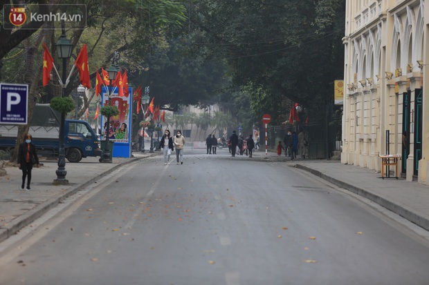 Ảnh: Phố đi bộ Hồ Gươm vắng vẻ ngày cuối tuần, người dân ngại ra đường vì dịch Covid-19 - Ảnh 7.
