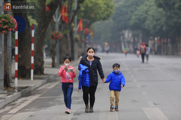 Ảnh: Phố đi bộ Hồ Gươm vắng vẻ ngày cuối tuần, người dân ngại ra đường vì dịch Covid-19 - Ảnh 1.