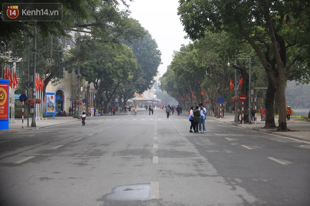 Ảnh: Phố đi bộ Hồ Gươm vắng vẻ ngày cuối tuần, người dân ngại ra đường vì dịch Covid-19 - Ảnh 8.
