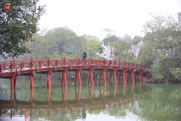 Ảnh: Phố đi bộ Hồ Gươm vắng vẻ ngày cuối tuần, người dân ngại ra đường vì dịch Covid-19 - Ảnh 5.