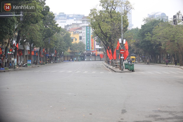 Ảnh: Phố đi bộ Hồ Gươm vắng vẻ ngày cuối tuần, người dân ngại ra đường vì dịch Covid-19 - Ảnh 9.