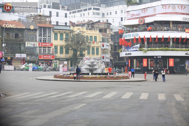 Ảnh: Phố đi bộ Hồ Gươm vắng vẻ ngày cuối tuần, người dân ngại ra đường vì dịch Covid-19 - Ảnh 6.