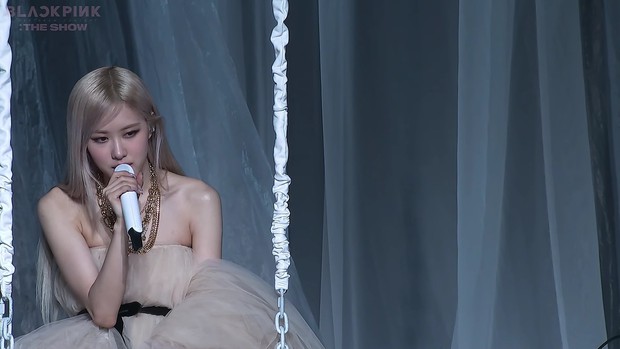 HOT: Rosé xinh như công chúa trong sân khấu solo trước thềm debut, hát live cực đỉnh hé lộ tên bài b-side là GONE - Ảnh 5.