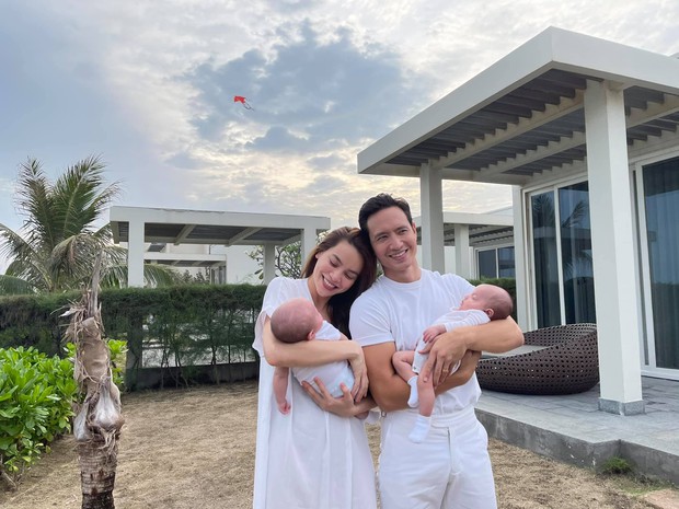 Bức ảnh gia đình hot nhất đầu năm: Gia đình Hà Hồ - Kim Lý lần đầu du lịch 4 người, nhan sắc cả nhà gây sốt - Ảnh 2. Bức ảnh gia đình hot nhất đầu năm: Gia đình Hà Hồ - Kim Lý lần đầu du lịch 4 người, nhan sắc cả nhà gây sốt - Ảnh 2.