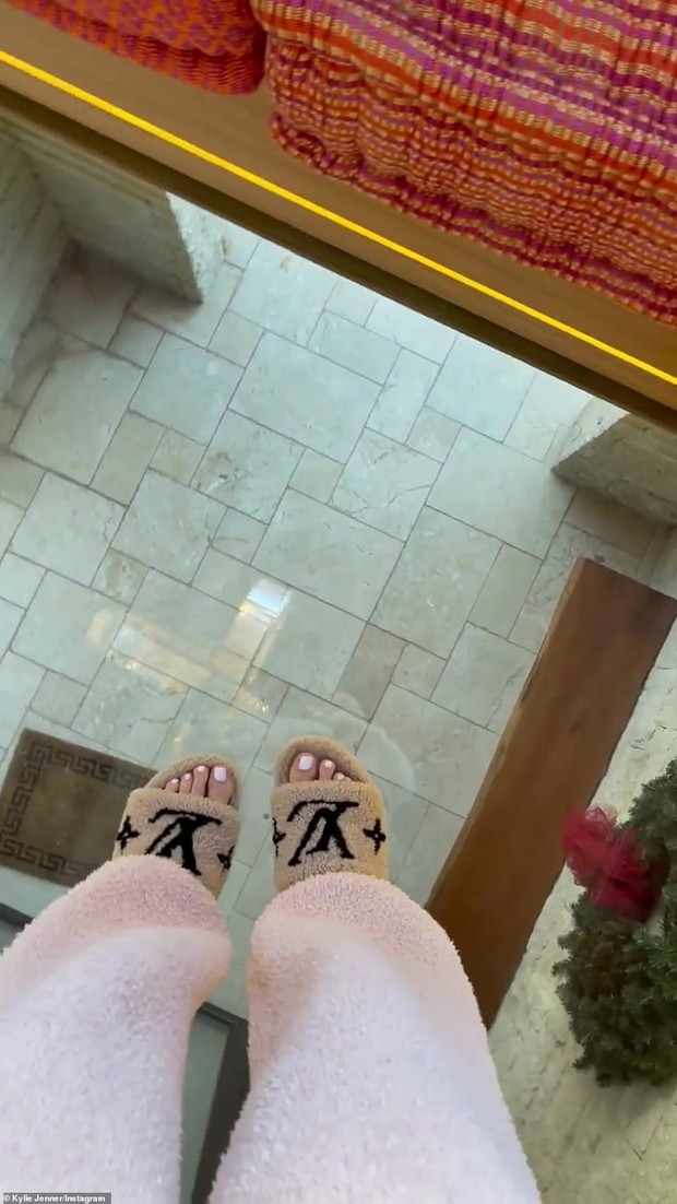 Giới nhà giàu đón năm mới: Kylie - Kendall chi 10 tỷ thuê biệt thự chill ở núi tỷ phú, Stormi 3 tuổi tận hưởng kỳ nghỉ xa hoa - Ảnh 18.