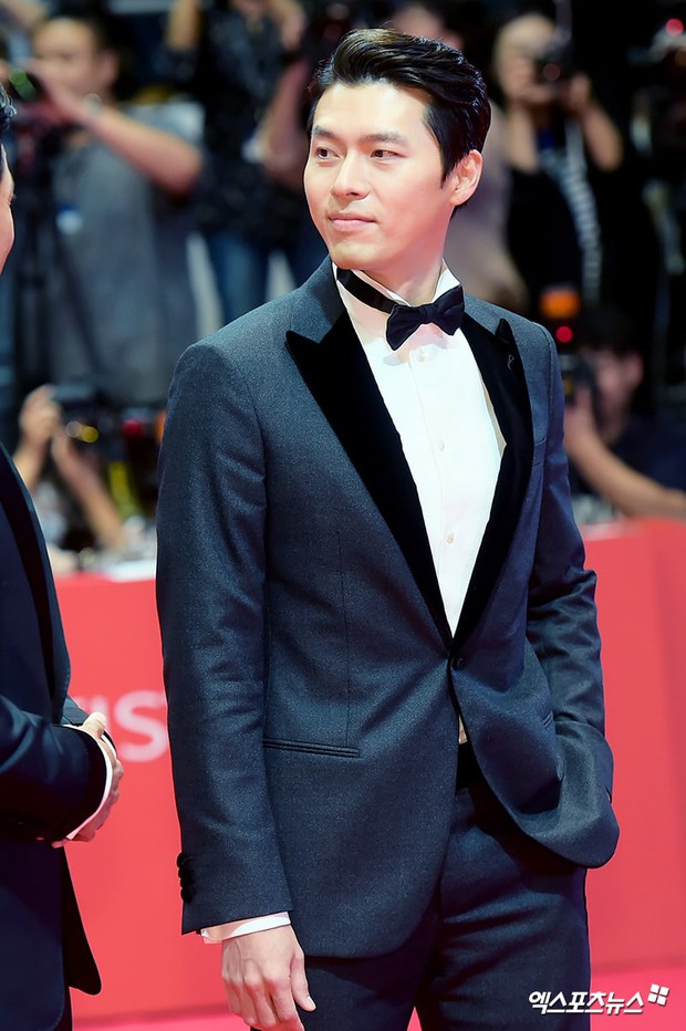 Hot lại clip Hyun Bin bước xuống thảm đỏ Liên hoan phim, 1 cái vẫy tay là đủ gây bão MXH: Bạn trai chị đẹp Son Ye Jin có khác! - Ảnh 7.