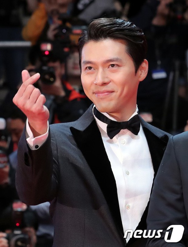Hot lại clip Hyun Bin bước xuống thảm đỏ Liên hoan phim, 1 cái vẫy tay là đủ gây bão MXH: Bạn trai chị đẹp Son Ye Jin có khác! - Ảnh 9.