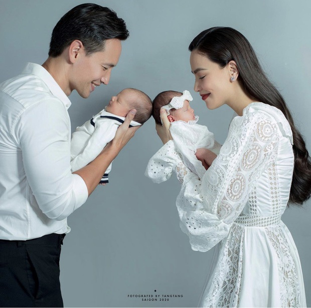 Bức ảnh gia đình hot nhất đầu năm: Gia đình Hà Hồ - Kim Lý lần đầu du lịch 4 người, nhan sắc cả nhà gây sốt - Ảnh 4. Bức ảnh gia đình hot nhất đầu năm: Gia đình Hà Hồ - Kim Lý lần đầu du lịch 4 người, nhan sắc cả nhà gây sốt - Ảnh 4.