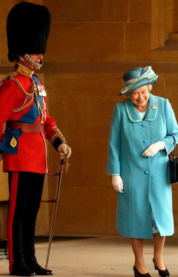 Nổi tiếng là nữ tướng nghiêm nghị, quyền lực bậc nhất thế giới, Nữ hoàng Anh cũng lắm lúc để lộ những khoảnh khắc “siêu lầy lội” thế này đây - Ảnh 1.