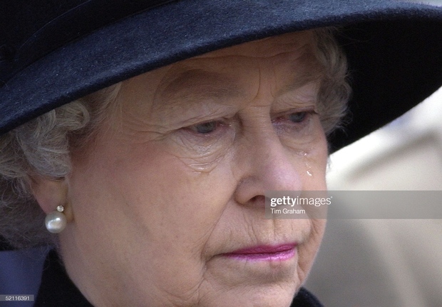 Nổi tiếng là nữ tướng nghiêm nghị, quyền lực bậc nhất thế giới, Nữ hoàng Anh cũng lắm lúc để lộ những khoảnh khắc “siêu lầy lội” thế này đây - Ảnh 5.