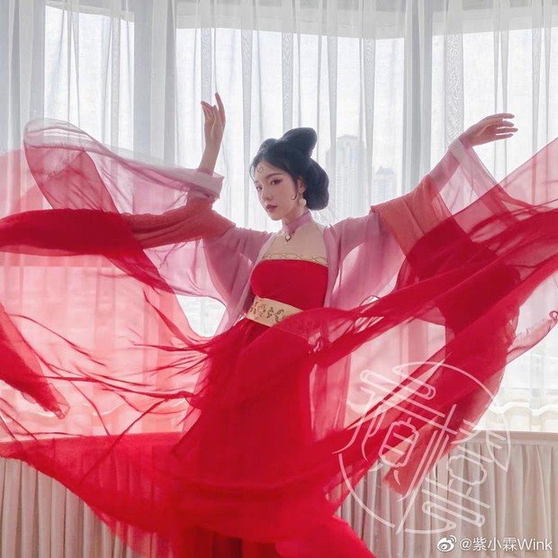 Top 10 hot girl khuấy đảo TikTok Trung Quốc: Dàn mỹ nhân xuyên không mang vẻ đẹp thiên thần, thánh hất tóc chưa phải là nhất - Ảnh 9. Top 10 hot girl khuấy đảo TikTok Trung Quốc: Dàn mỹ nhân xuyên không mang vẻ đẹp thiên thần, thánh hất tóc chưa phải là nhất - Ảnh 9.