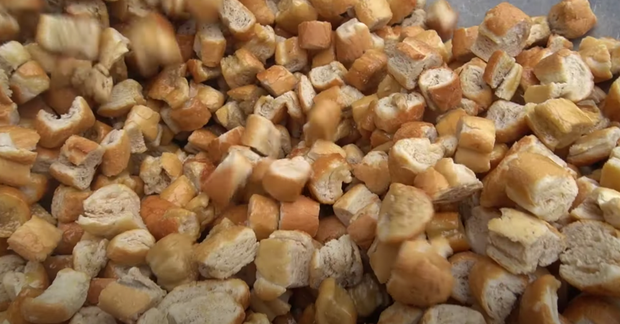 Bà Tân làm bánh mì ngào đường nhưng ra lò y hệt mẹt bún đậu thiếu mỗi chén mắm tôm, các cháu ăn ngon đến nỗi rụng cả tóc! - Ảnh 11.