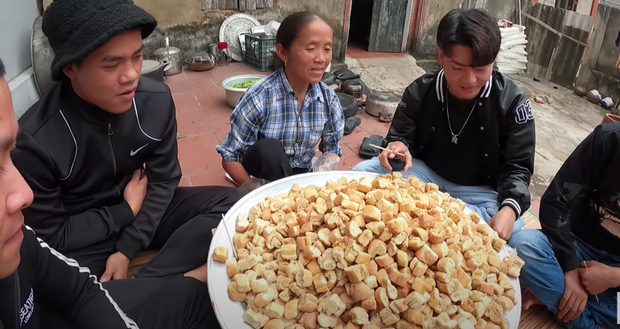 Bà Tân làm bánh mì ngào đường nhưng ra lò y hệt mẹt bún đậu thiếu mỗi chén mắm tôm, các cháu ăn ngon đến nỗi rụng cả tóc! - Ảnh 13.