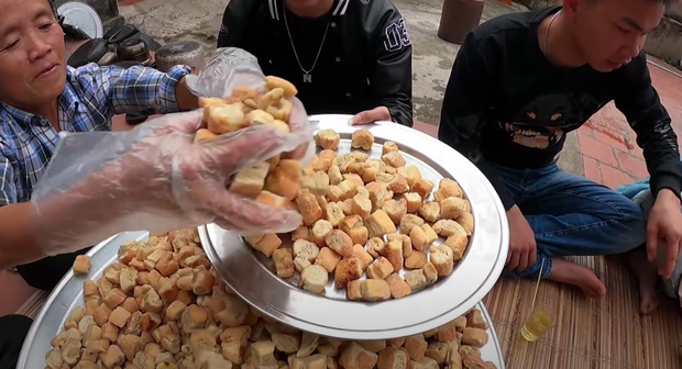 Bà Tân làm bánh mì ngào đường nhưng ra lò y hệt mẹt bún đậu thiếu mỗi chén mắm tôm, các cháu ăn ngon đến nỗi rụng cả tóc! - Ảnh 15.