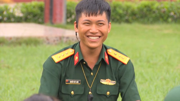 So ảnh thường phục của Mũi trưởng Long, khác một trời một vực với khi mặc quân phục - Ảnh 2.