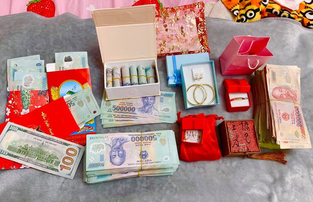 Mạc Văn Khoa tổ chức tiệc đầy tháng cho ái nữ, nhìn cọc tiền mừng khủng và vòng vàng mà choáng - Ảnh 4.