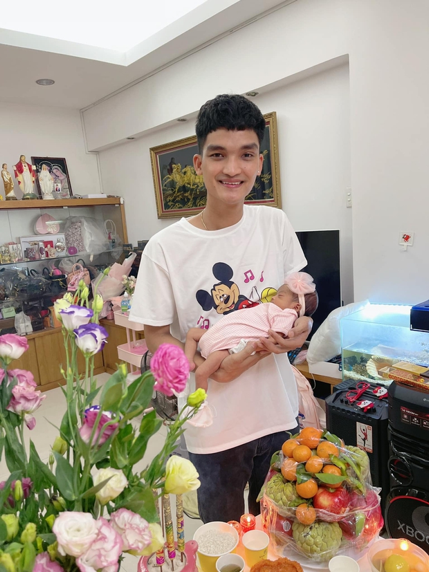 Mạc Văn Khoa tổ chức tiệc đầy tháng cho ái nữ, nhìn cọc tiền mừng khủng và vòng vàng mà choáng - Ảnh 3.