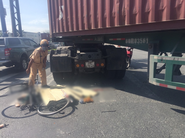 TP.HCM: Mẹ bị xe container cán tử vong, con trai ôm thi thể khóc nghẹn gọi “Mẹ ơi” - Ảnh 3.