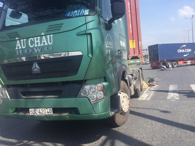 TP.HCM: Mẹ bị xe container cán tử vong, con trai ôm thi thể khóc nghẹn gọi “Mẹ ơi” - Ảnh 1.
