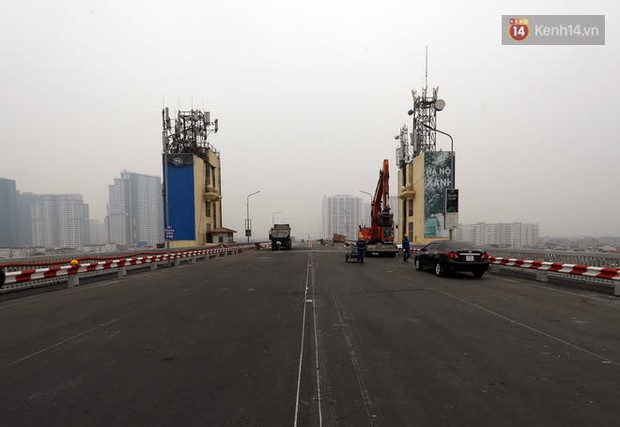 Chùm ảnh: Hối hả hoàn thiện những công đoạn cuối cùng trước ngày thông xe trở lại cầu Thăng Long - Ảnh 6.