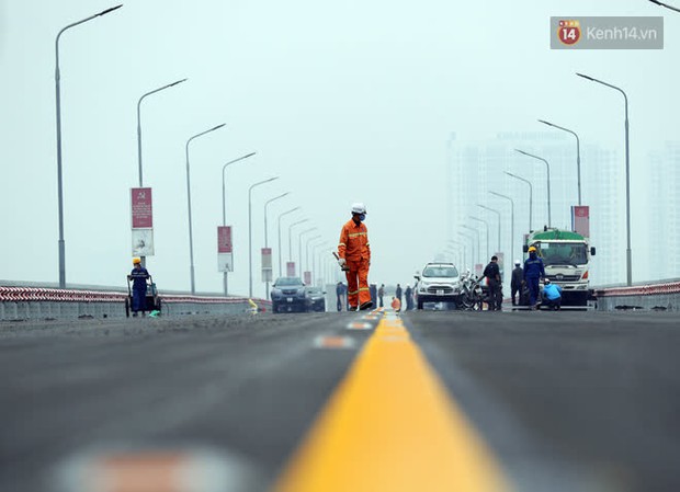 Chùm ảnh: Hối hả hoàn thiện những công đoạn cuối cùng trước ngày thông xe trở lại cầu Thăng Long - Ảnh 14.