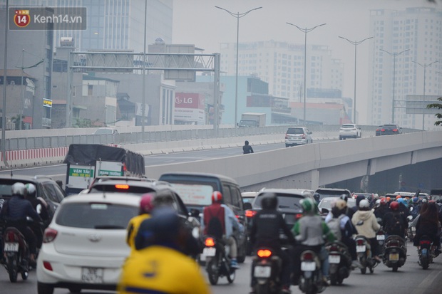 Hàng trăm xe máy bất chấp biển cấm, ngang nhiên lưu thông tại tuyến đường trên cao đẹp nhất Hà Nội - Ảnh 3.