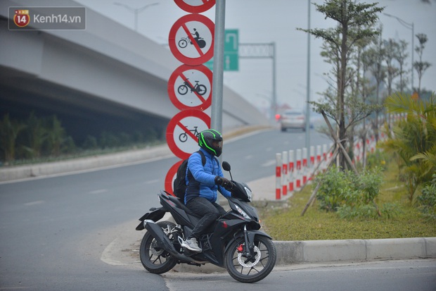Hàng trăm xe máy bất chấp biển cấm, ngang nhiên lưu thông tại tuyến đường trên cao đẹp nhất Hà Nội - Ảnh 13.