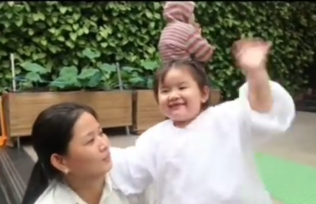 Clip con gái Vân Quang Long ngây thơ trả lời câu hỏi Ba đi đâu, nhìn nụ cười và ánh mắt mà đứt ruột - Ảnh 3. Clip con gái Vân Quang Long ngây thơ trả lời câu hỏi Ba đi đâu, nhìn nụ cười và ánh mắt mà đứt ruột - Ảnh 3.