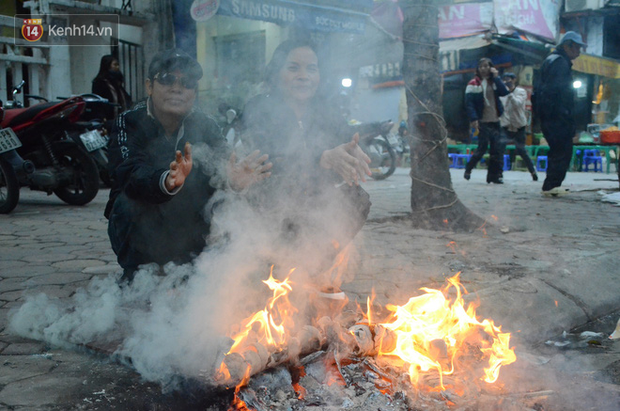 Hà Nội 11 độ C, hội béo kêu mát hội gầy kêu lạnh, ngày mai thì ai cũng run cầm cập trong mưa rét hết thôi - Ảnh 1.