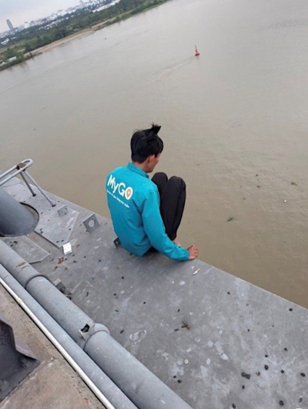  Giải cứu thanh niên thua chứng khoán định nhảy cầu tự tử  - Ảnh 1.