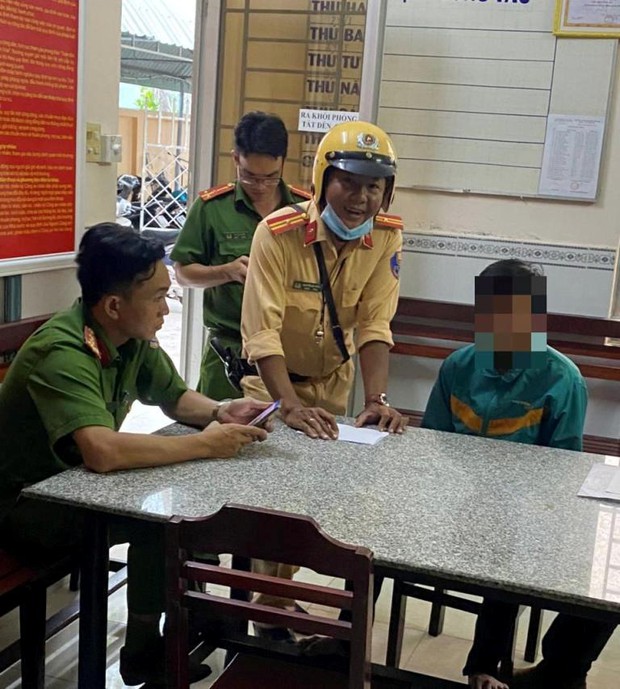 Giải cứu thanh niên thua chứng khoán định nhảy cầu tự tử - Ảnh 2. Giải cứu thanh niên thua chứng khoán định nhảy cầu tự tử - Ảnh 2.