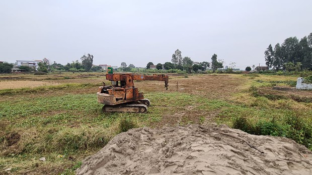 Vụ máy ép cọc công trình đổ đè chết 2 trẻ nhỏ: Khởi tố bị can đối với 3 công nhân - Ảnh 1. Vụ máy ép cọc công trình đổ đè chết 2 trẻ nhỏ: Khởi tố bị can đối với 3 công nhân - Ảnh 1.