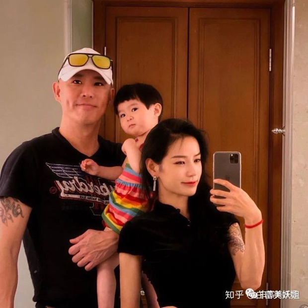 Bóc mẽ gia đình đại gia dỏm từng phá đảo Tiktok: Hàng hiệu pha-ke, siêu xe mượn và cuộc sống sang chảnh giả dối của những kẻ phông bạt - Ảnh 1.