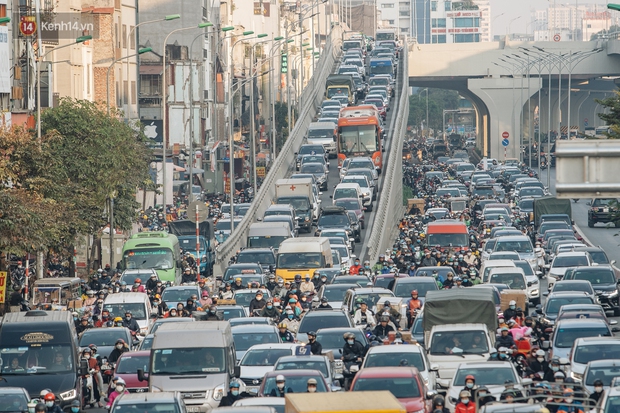 Ảnh: Người dân phi xe ào ào lên vỉa hè để tránh tắc đường, Chủ tịch Hà Nội yêu cầu xử lý nghiêm - Ảnh 1.
