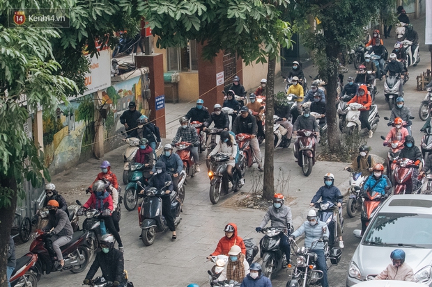 Ảnh: Người dân phi xe ào ào lên vỉa hè để tránh tắc đường, Chủ tịch Hà Nội yêu cầu xử lý nghiêm - Ảnh 2.