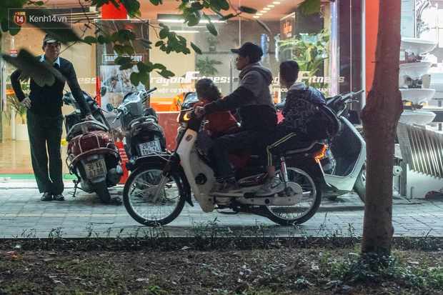 Ảnh: Người dân phi xe ào ào lên vỉa hè để tránh tắc đường, Chủ tịch Hà Nội yêu cầu xử lý nghiêm - Ảnh 15.