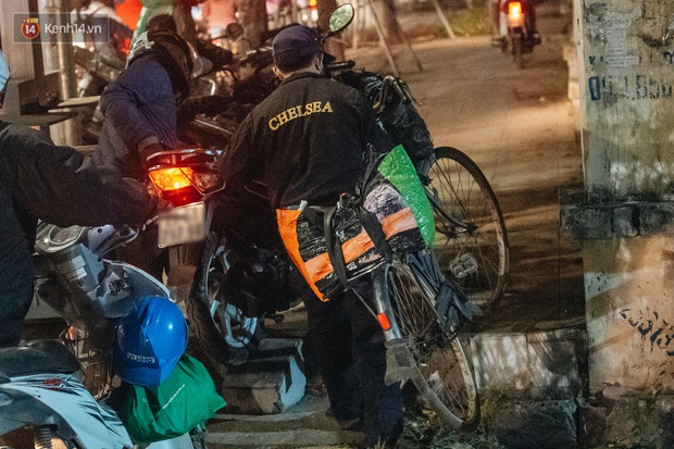 Ảnh: Người dân phi xe ào ào lên vỉa hè để tránh tắc đường, Chủ tịch Hà Nội yêu cầu xử lý nghiêm - Ảnh 9.