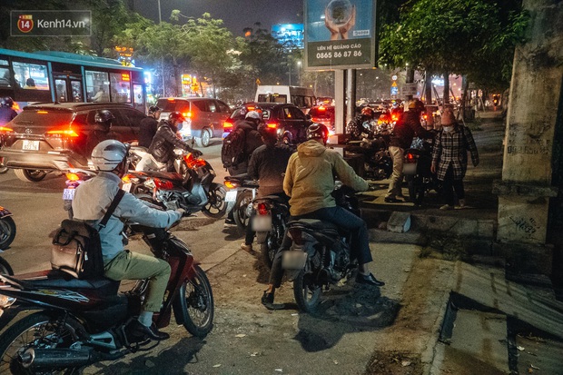 Ảnh: Người dân phi xe ào ào lên vỉa hè để tránh tắc đường, Chủ tịch Hà Nội yêu cầu xử lý nghiêm - Ảnh 7.