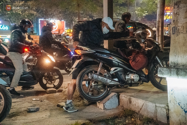 Ảnh: Người dân phi xe ào ào lên vỉa hè để tránh tắc đường, Chủ tịch Hà Nội yêu cầu xử lý nghiêm - Ảnh 8.