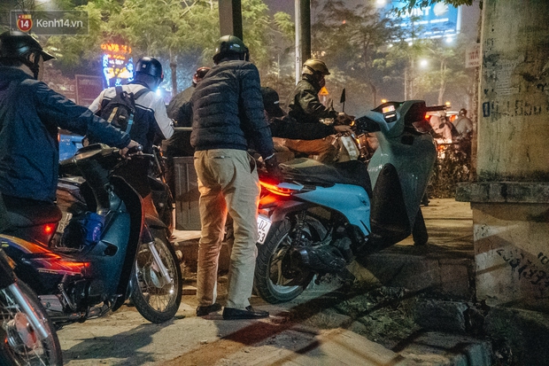 Ảnh: Người dân phi xe ào ào lên vỉa hè để tránh tắc đường, Chủ tịch Hà Nội yêu cầu xử lý nghiêm - Ảnh 10.