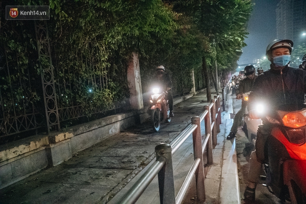 Ảnh: Người dân phi xe ào ào lên vỉa hè để tránh tắc đường, Chủ tịch Hà Nội yêu cầu xử lý nghiêm - Ảnh 12.