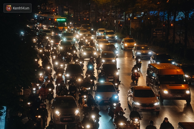 Ảnh: Người dân phi xe ào ào lên vỉa hè để tránh tắc đường, Chủ tịch Hà Nội yêu cầu xử lý nghiêm - Ảnh 4.