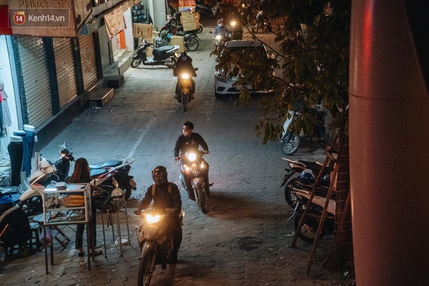 Ảnh: Người dân phi xe ào ào lên vỉa hè để tránh tắc đường, Chủ tịch Hà Nội yêu cầu xử lý nghiêm - Ảnh 5.