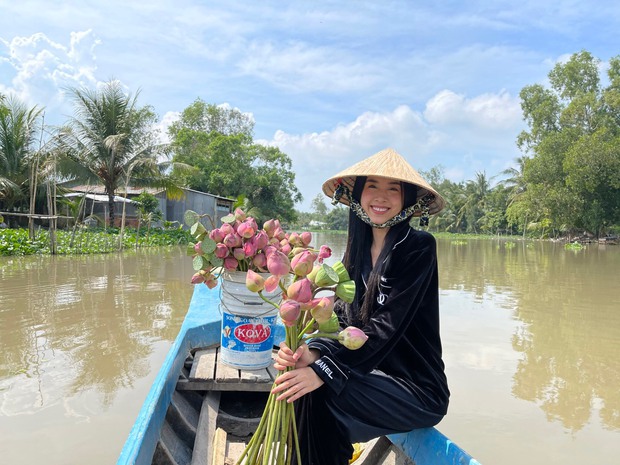 Hé lộ không gian cưới của Á hậu Thúy An ở miền Tây: Cô dâu và Á hậu Phương Nga chèo xuồng, cổng hoa được trang trí lạ mắt - Ảnh 11.