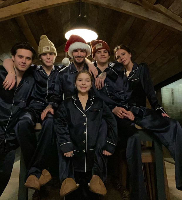 Gia đình Beckham tưng bừng đón năm mới tại biệt thự nghìn tỷ của nàng hôn thê cậu cả, cùng diện đồ ngủ dễ thương hết nấc - Ảnh 2.