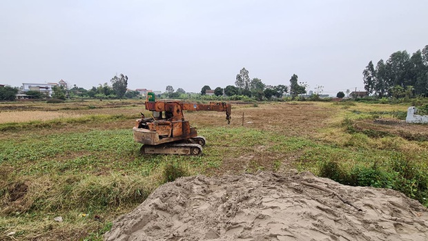 Vụ máy ép cọc đè thương vong 4 cháu nhỏ ở Bắc Ninh: Con tôi chưa kịp ăn gì đã chết oan uổng - Ảnh 1.