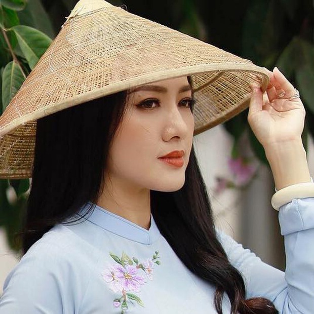 BTV Hoài Anh tiếp tục giật spotlight khi chung khung hình với thí sinh Hoa hậu kém mình tận 20 tuổi - Ảnh 4. BTV Hoài Anh tiếp tục giật spotlight khi chung khung hình với thí sinh Hoa hậu kém mình tận 20 tuổi - Ảnh 4.