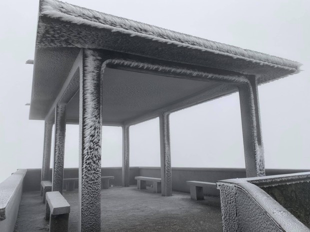 Băng tuyết phủ trắng Cao Bằng, Lạng Sơn, nhiệt độ thấp nhất nhiều nơi tiếp tục giảm - Ảnh 1.